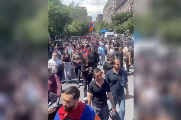 В центре Еревана началось шествие оппозиционной молодежи