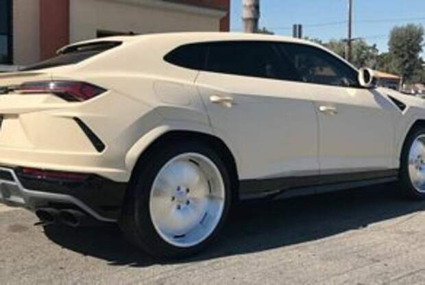 Как испортить крутую тачку: Канье Уэст показал свой доработанный Lamborghini Urus
