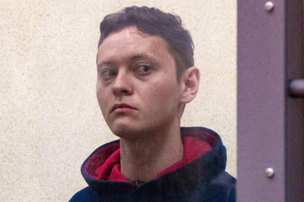 Сжегший российский паспорт Шарлот перешел на патриотические песни