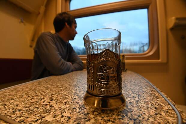 Восемь поездов дальнего следования задержались на пути в Крым и обратно