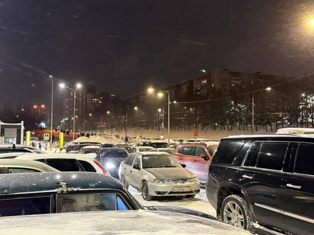 Туляки застряли на парковке «Тула Арены» из-за брошенных машин.