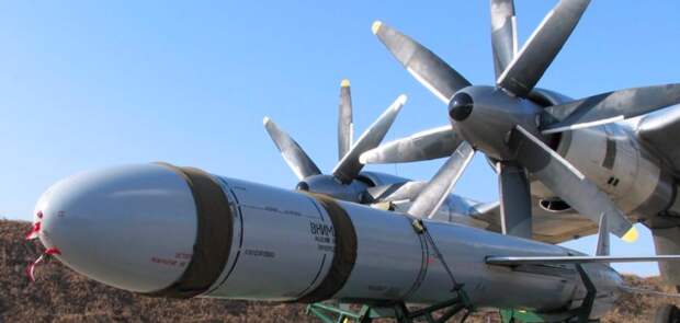 Старая советская Х-55 и её основной носитель, ракетоносец Ту-95. Эта КР воздушного базирования вновь заставила сомневаться в эффективности западных систем ПВО. Фото МО РФ