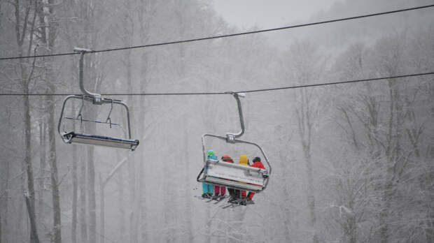 Застрявшие на подъемнике в Подмосковье прыгали в снег и сами добирались до базы