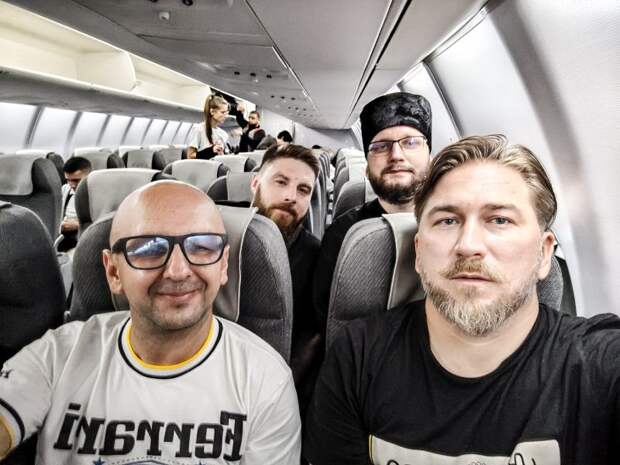 втроем в самолете.jpg