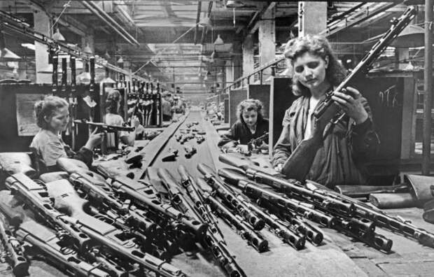 Женщины во время конвейерной сборки пистолетов-пулеметов ППШ на заводе в Москве, история, события, фото