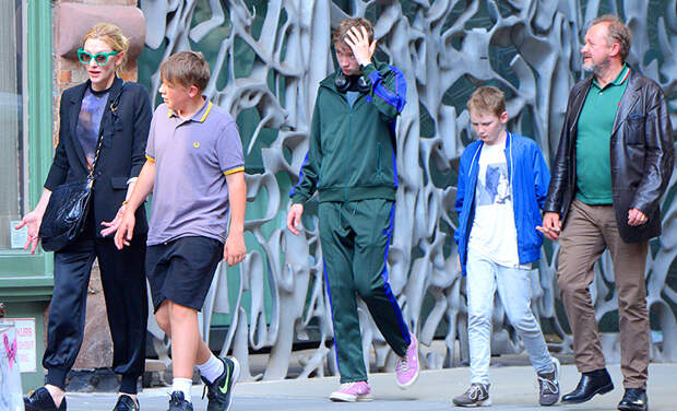 Как быстро растут чужие дети: Кейт Бланшетт с сыновьями на прогулке в Нью-Йорке