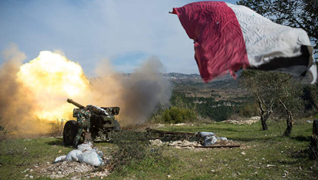 Артиллеристы сирийской армии ведут стрельбу на позициях в провинции Идлиб на северо-востоке Сирии. Архивное фото