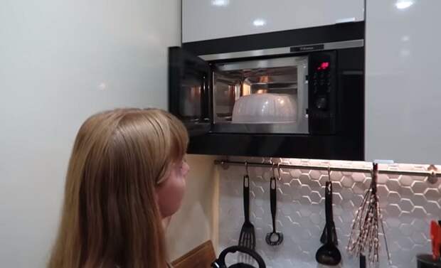 Кухонный гарнитур вместил не только кухонную утварь, но и микроволновую печь. | Фото: youtube.com.