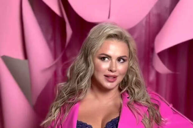 Певица Семенович назвала зумеров, которые делят счета с девушками, несчастными