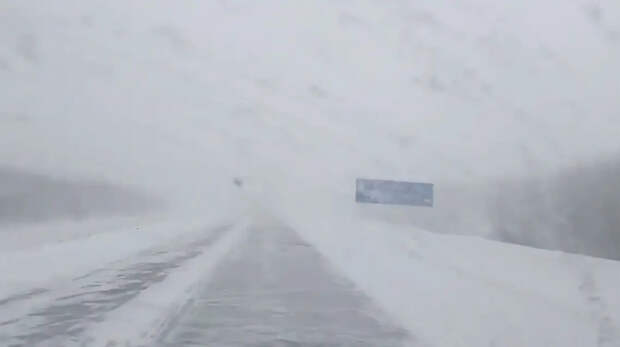 В Новосибирской области закрыли движение по пяти автодорогам из-за снегопада
