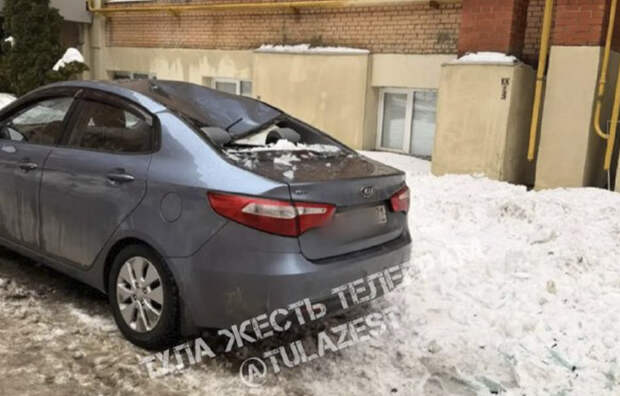 Наледь с крыши упала на машину на улице Болдина в Туле