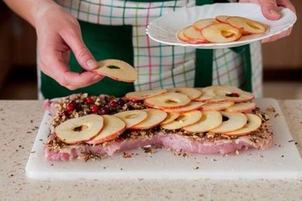 Праздничный рулет из свинины с куриным филе. Этап: 6