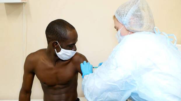 Иностранных студентов вакцинируют против коронавируса в Челябинске