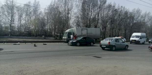 ДТП с участием грузового автомобиля произошло у гипермаркета в Барнауле