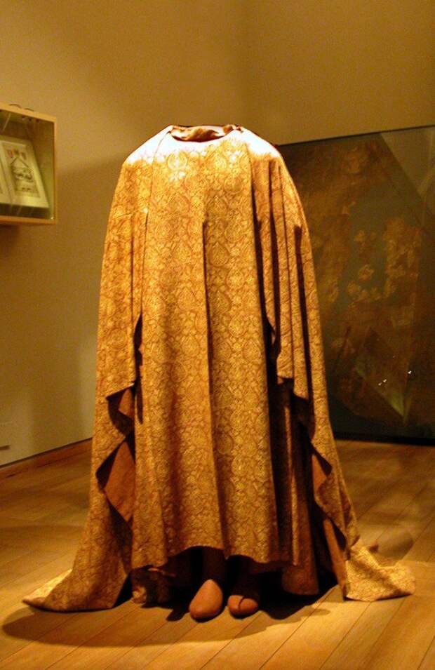 В местном музее хранится реконструкция роскошной одежды, остатки которой был найдены в гробнице правителя. история, мумии, наука, скелеты, тайны