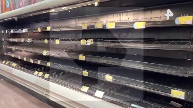 Жители Нью-Йорка в панике опустошают полки магазинов перед штормом