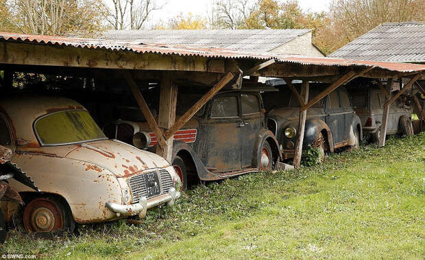 Затерянный Ferrari Алена Делона продан за рекордную сумму на аукционе Artcurial (5 фото) 4. Редкий спорткар находился среди других 60 классических автомобилей, которые обнаружили в поместье французского предпринимателя в 2014 году.
