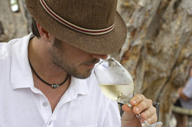 Белое вино хорошо смотрится только в солидном бокале
