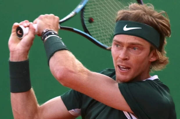 На турнире в Дубае ребенка заставили снять флаг РФ с плаката для Рублева