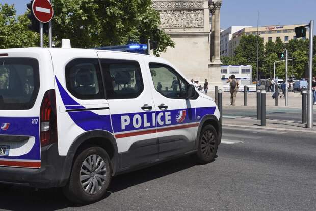 Во Франции подростка ударили по лицу за то, что он поцеловал девушку в Рамадан