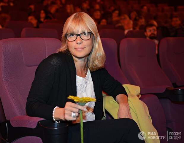 Режиссер Вера Глаголева перед показом своего фильма Две женщины в рамках Международного медиафорума в Санкт-Петербурге
