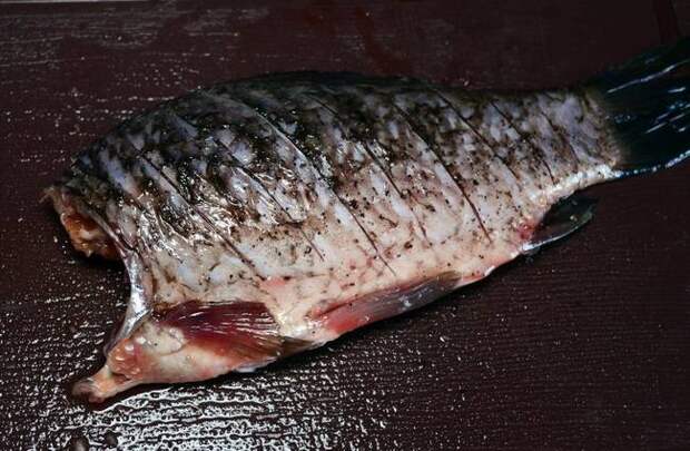 Как вкусно и быстро пожарить карася: посолите и поперчите рыбу