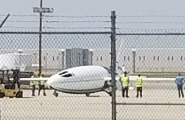 В калифорнийском аэропорту сфотографировали самолет будущего?