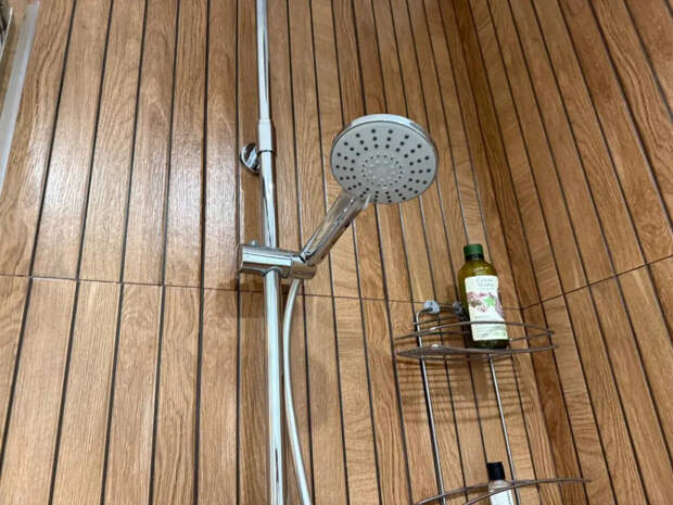 Плюнула на дорогую химию: примотала к лейке обычный пакет на ночь — утром вода хлещет как из пожарного шланга