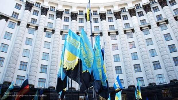Стучат касками и требуют встречи с Зеленским: украинские шахтеры устроили протест в Киеве