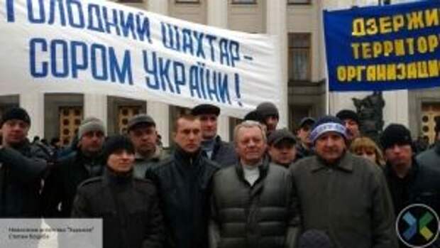 Стучат касками и требуют встречи с Зеленским: украинские шахтеры устроили протест в Киеве