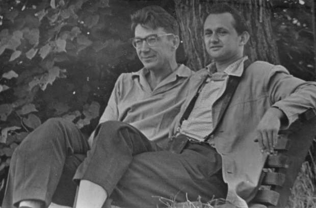Георгий Серов (справа) со своим коллегой Юрием Леонгардтом.