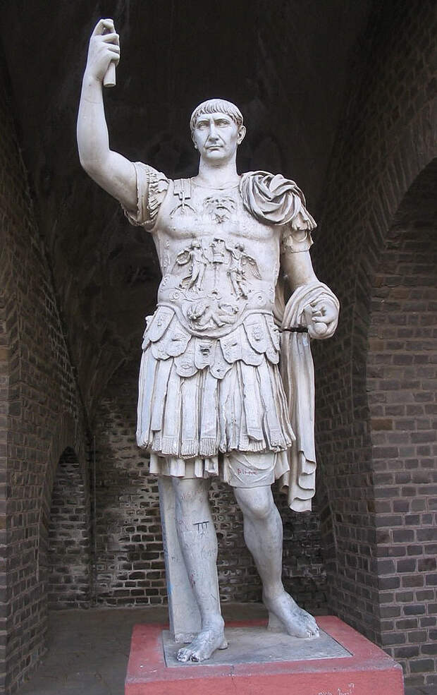 Траян был высоким человеком и имел хорошее телосложение. Он обладал большой физической силой и невероятной выносливостью. Лицу его было свойственно сосредоточенное выражение, исполненное собственного достоинства и усиленное преждевременной сединой - Дакийские войны Траяна | Военно-исторический портал Warspot.ru