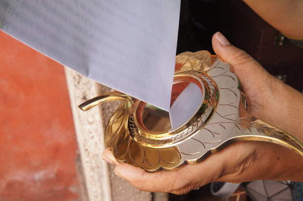 Demonstrating the mirror's zero-refraction characteristics.