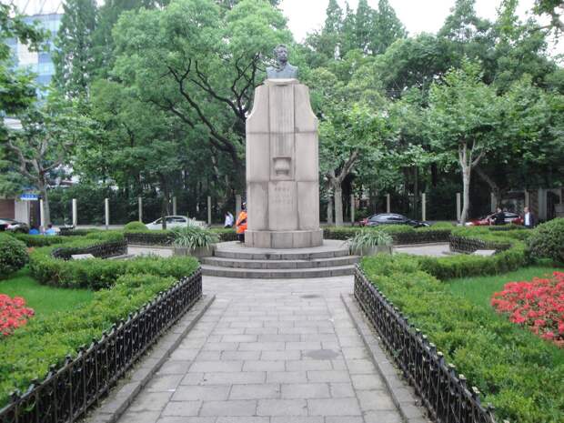 Памятник Пушкину в Шанхае. / Фото: www.wiki-turizm.ru