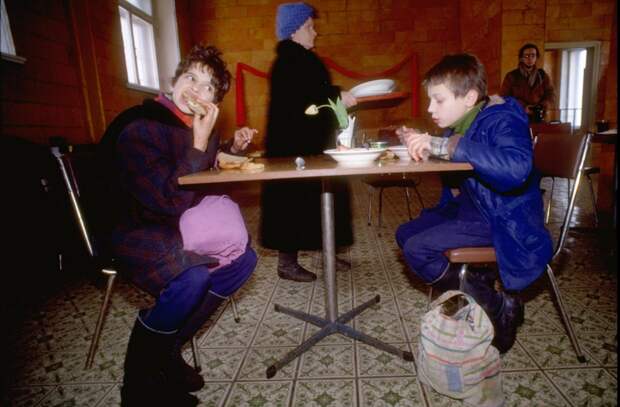 1992. 19 февраля. Дети едят бутерброды с продукцией компании Delmonte. Начались поставки продовольственной помощи ЕЭС