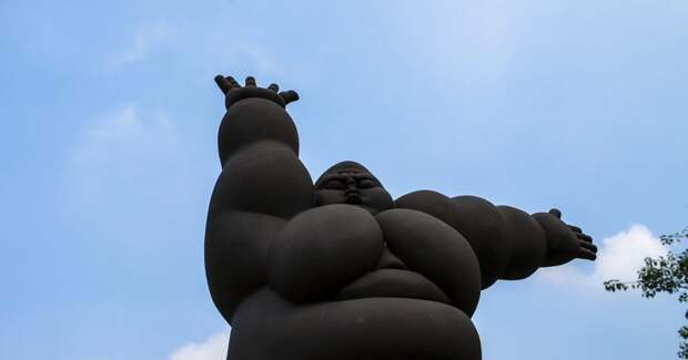 Статуя толстого человека