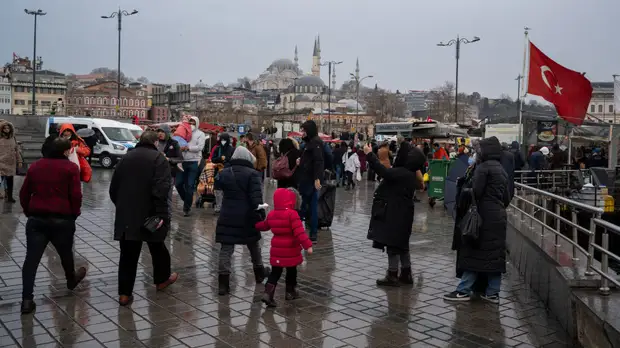 Штамм коронавируса «омикрон» стал доминирующим в Турции