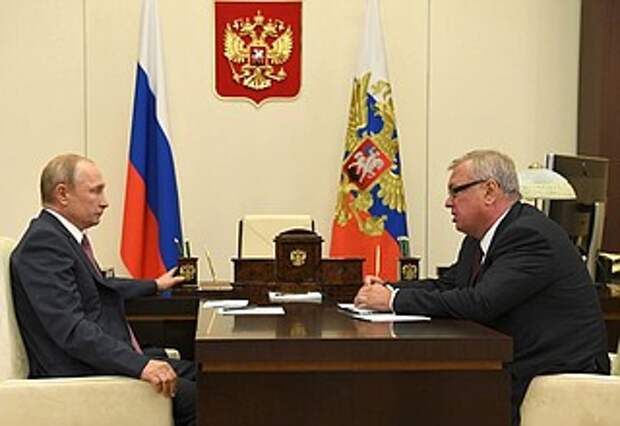 С президентом – председателем правления Банка ВТБ Андреем Костиным.