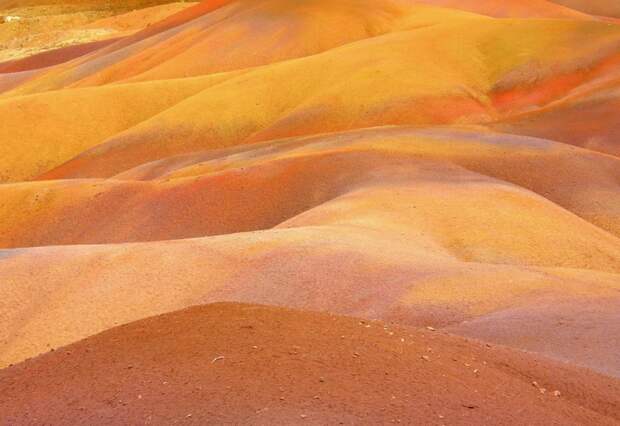 Цветная земля в селе Шамарель (Маврикий). Фото