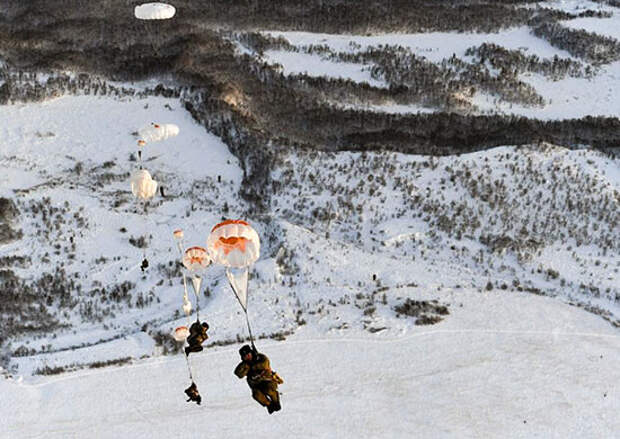 Морские пехотинцы Северного флота совершенствуют парашютно-десантную подготовку в Кольском Заполярье