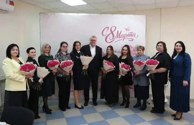 Астраханский губернатор поздравил с Международным женским днем матерей и жен участников СВО