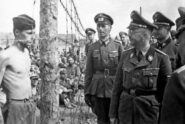 Нацистская делегация во главе с Гиммлером осматривает лагерь для военнопленных.