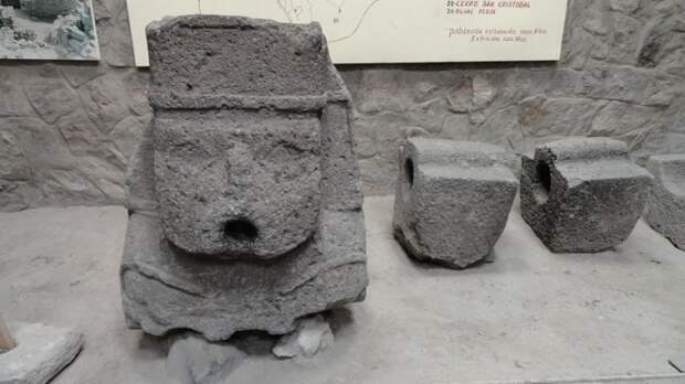 Каменные детали странного "конструктора" доинкской цивилизации Вари