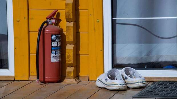 Когда бутылка на окне пожароопасна: эксперт предупредил о рисках