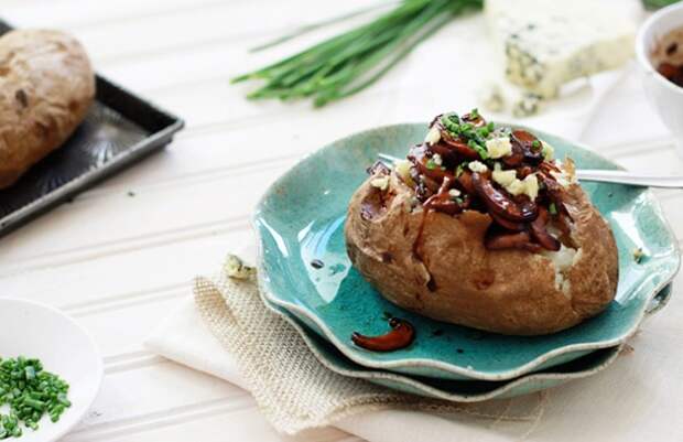 Печёный картофель с карамелизированным луком и грибами