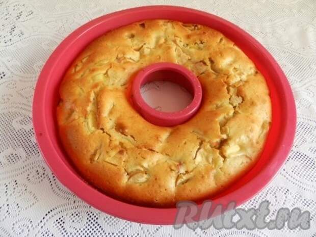Готовый пирог с яблоками на кефире немного остудить в форме.