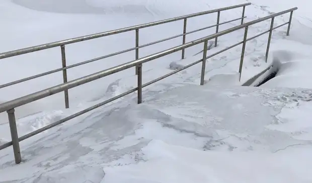 Тюменцы начали жаловаться на неубранный снег