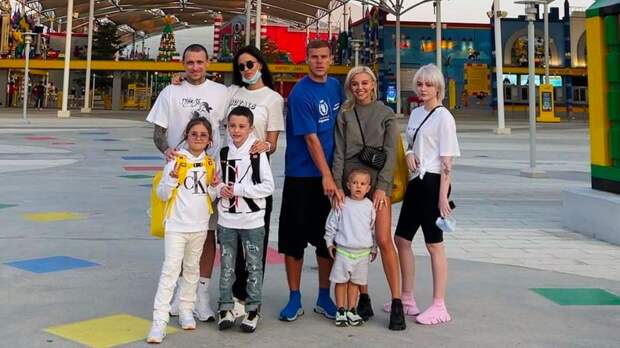 Жена Мамаева выложила совместное фото с семьей Кокорина с отдыха в Дубае