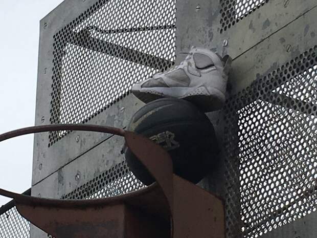 мяч застрял