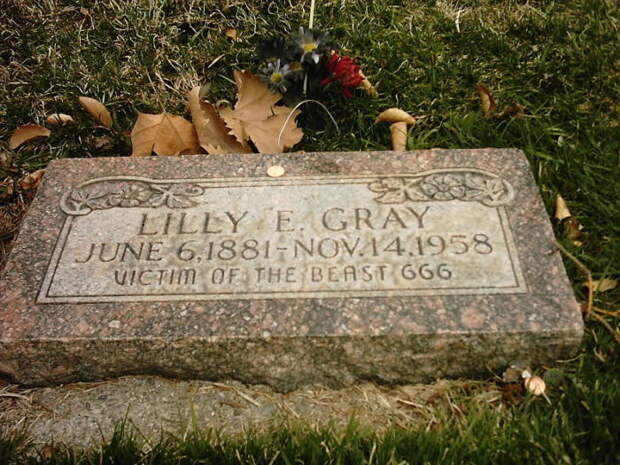 Памятный камень на могиле Лилли Грэй на кладбище Солт Лэйк Сити.